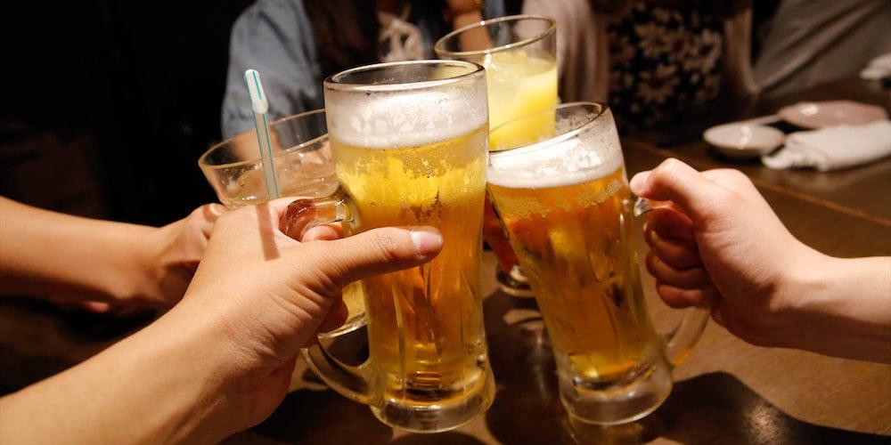 People drinking beer at a restaurant